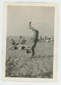 Hübscher Muskel Beefcake Badeanzug Handständer Gay Int Vintage Schnappschuss Foto - Bild 1 von 2