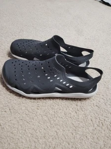 Crocs Sandalen Herren 10 schwarz Swiftwater Wave Slipper bequem perforiert 203963 - Bild 1 von 6