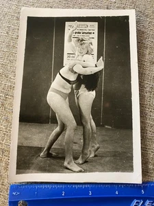 Foto De Colección Alemana Mujer Lucha Libre Pelea de Gatas Mujeres Sujetador Agarre Bragas Letrero - Imagen 1 de 3