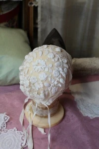 Petit bonnet d’enfant ancien en coton blanc et broderies blanches /  330616-15 - Foto 1 di 4