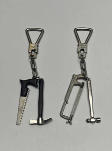 Vintage Miniatur Hammer und Säge Schlüsselanhänger 2er Set Made in Spain - Bild 1 von 2