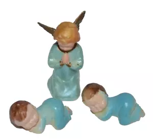 Vintage angelo statuina plastica veste blu preghiera su due bambini ragazzi miniatura MCM - Foto 1 di 8