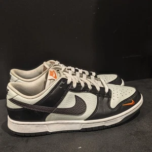 Herren Nike Dunk Low Mini Swoosh - FN7808 001 - schwarz grau orange - Größe 9 UK - Bild 1 von 6