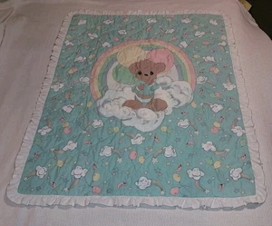 Manta clásica de colección Precious Moments bebé cuna pared edredón con volantes - Imagen 1 de 8