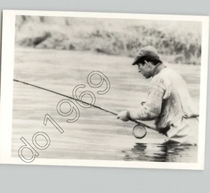 Foto de prensa del príncipe británico Carlos pesca sincera en Escocia de colección 1988 - Imagen 1 de 2