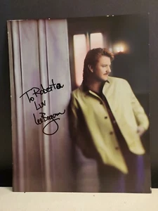 Foto litografía a color de Joe Diffie del club de fans de principios de 1990 firmada autógrafo por Lee Bogan - Imagen 1 de 8