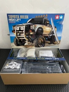 1/10 SCALE RADIO CONTROL 4x4 PICK-UP TRUCK TOYOTA HILUX HIGH-LIFT Kit Tamiya - Picture 1 of 3