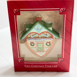 Hallmark Andenken Ornament 1987 First Christmas Together Heart Shapped House MIB - Bild 1 von 4