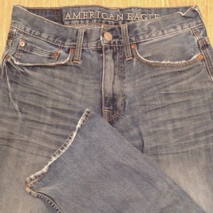 AMERICAN EAGLE Jeans RELAXED 28x30 Medium Distressed  *XLNT EUC*  093017 - Picture 1 of 2