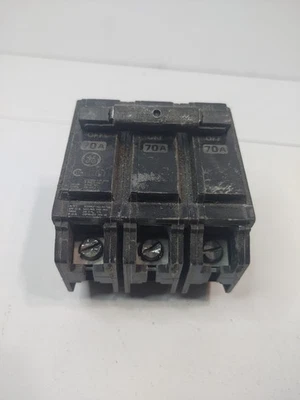 Disyuntor enchufable General Electric THQL32070 3 polos 3 fases 70 amperios 240 V Foto 1 de 4