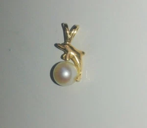 14k/ct hallmarked gold Wyland designer signed dolphin & cultured pearl pendant - Picture 1 of 4
