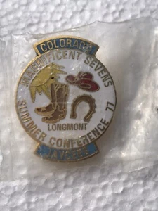 Colorado Jaycees Magnificent Seven 1977 Anstecknadel Hutnadel Emaille goldfarben 1"x1 1/4" - Bild 1 von 2