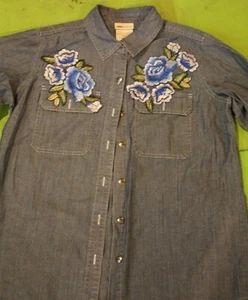 Camisa para mujer Dickies Chambray pequeña manga en L abotonada con bordado de flores - Imagen 1 de 12