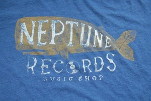 Camiseta Lucky Brand Neptune Records Music Shop 2XL Camisa Azul Ballena - Imagen 1 de 3