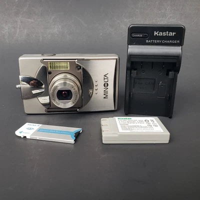 Cámara digital Minolta DiMAGE G500 5MP plateada con cargador de batería y tarjeta de memoria Foto 1 de 4