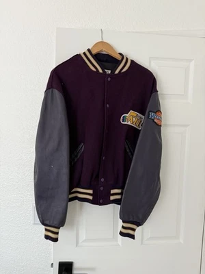 Jaqueta Lettermen Vintage Roxa Jazz Tamanho Pequeno Fabricada Nos EUA - Imagem 1 de 4