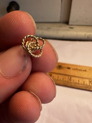 Lote de aretes vintage SOlid oro 14k ÚNICO nudo de amor ÚNICO 0,5 gramos Foto 1 de 4