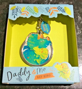 Nuevo y en caja Llavero Papá Dino-ácaro - Diseño Dinosaurio - Metal Esmalte - Imagen 1 de 3