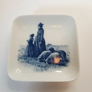 Vintage Royal Copenhagen Porcelain Pin Dish - Picture 1 of 7