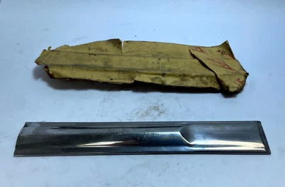 Chrysler Saratoga 1960 guardabarros inferior delantero moldeado 2196561 nuevo de lote Foto 1 de 3