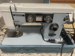 Dressmaker Deluxe Sewing Machine Zig Zag SWA-2000 Great Condition With Accessor - Picture 1 of 10