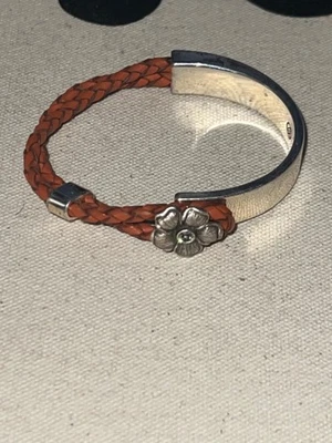 Brazalete BRIGHTON de cuero marrón y plateado con dije de flores en tono plateado Foto 1 de 3