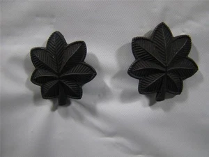 Pair WWII Black Oak Leaf Insignia Uniform Push Back Pin - Picture 1 of 2