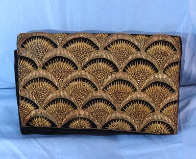 Cartera sin asas de terciopelo negro bordada de alambre dorado y plateado de colección Zari Zardozi PERSA Foto 1 de 4