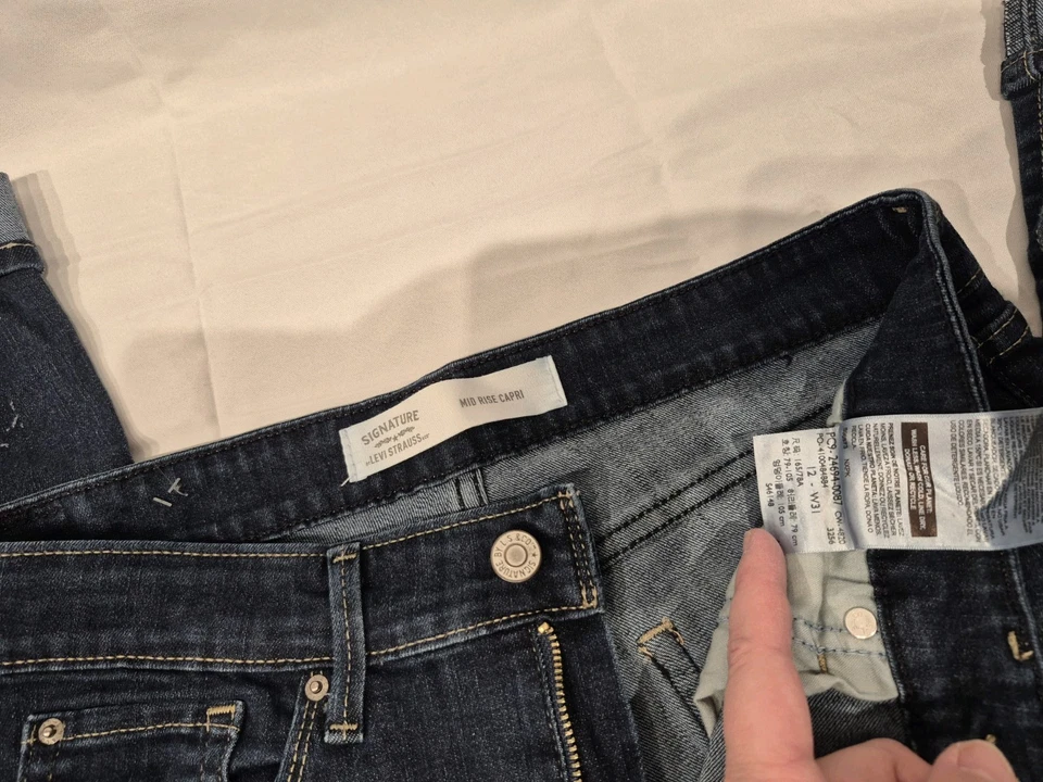 Pantalones de mezclilla capri de tiro medio para mujer Signature by Levi Strauss lavado oscuro talla 12 Foto 1 de 4