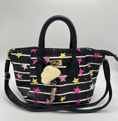 Сумка Luv Betsey от Betsey Johnson со звездным принтом в полоску с черно-бело-розовым амулетом - Изображение 1 из 4
