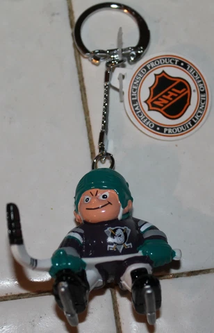VINTAGE 1988 ANAHEIM MIGHTY DUCKS LIL SPORTS BRAT DISNEY PURPLE JERSEY KEYCHAIN Cover