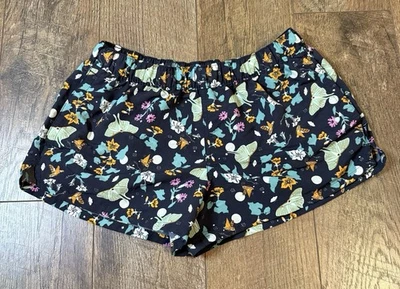 Pantalones Cortos Patagonia Barely Baggies Polilla Floral Negro Noche Polinizador Mujer Pequeño Foto 1 de 4