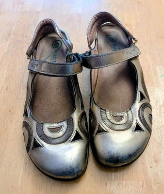 NAOT Sandalias Mary Jane Talla 38 Cuero Dorado Recortado Zapatos Cómodos Cordones Foto 1 de 4