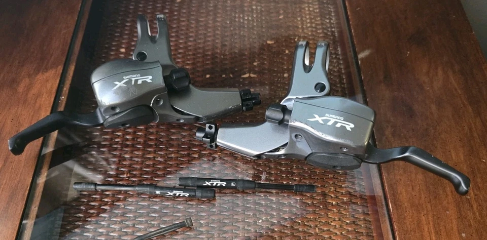 Palancas de cambio/palancas de freno de doble control Shimano XTR ST-M960 con herrajes Foto 1 de 4