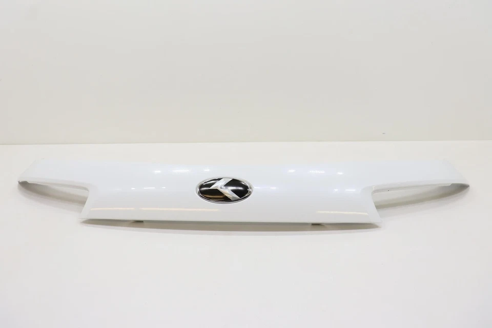 2016- 2020 KIA SORENTO LIFTGATE MOLDING COVER W/ EMBLEM OEM 87371C6000 WHITE_SWP - Image 1 of 4