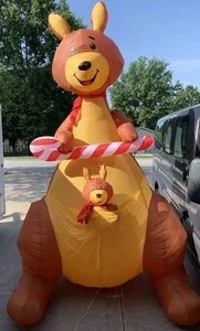 Canguro Navidad Inflable con Bastón de Caramelo y Joey 10 pies Gema Iluminada - Imagen 1 de 4