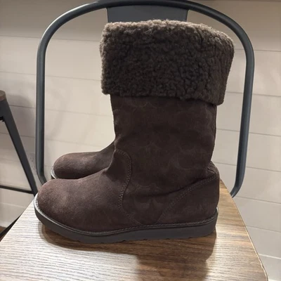Botas de invierno Coach Kally de gamuza marrón media pantorrilla forro de piel de oveja para mujer 9B usadas en excelente estado Foto 1 de 4