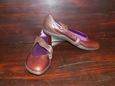 Nuevos zapatos planos deportivos de cuero Mary Jane para mujer TSUBO Aftenia chocolate oscuro ciruela Foto 1 de 4