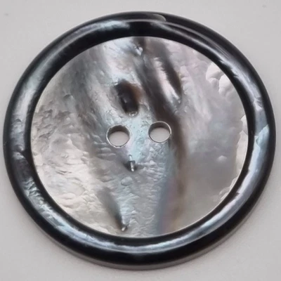 Grauer Perlmutt 2-Loch-Knopf 23-38 mm / Mother-of-Pearl Button Bouton Nacre P25 - Bild 1 von 2