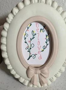 VTG AVON OVAL CERAMIC PICTURE PHOTO FRAME IVORY PINK RUFFLES BOW COTTAGE CORE  - Picture 1 of 4