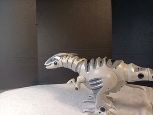 WowWee 32 pulgadas Roboraptor Dinosaurio con Control Remoto Blanco Plata - Imagen 1 de 15