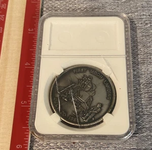 1969 VINTAGE APOLLO JUNE 20 FIRST LANDING ON THE MOON SEALED PEWTER/SILVER COIN - Picture 1 of 3