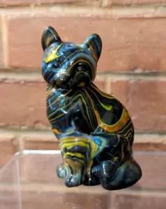 Dave Fetty Henderson Hall 2022 grau schwarz gelb orange handgeblasene sitzende Katze - Bild 1 von 6