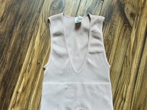 Top dinamico. Stile 322. Taglia unica. Colore blush. Scollo a V ultra basso. Raccordo a forma - Foto 1 di 9