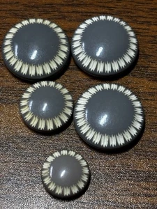 Knöpfe 5 grau-weiß Blumen durchnähen 1,2 cm bis 1,8 cm Basteln Nähen Vintage - Bild 1 von 6