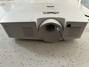 Optoma X316ST (DAEXHGZ) Home Cinema DLP Projector - Lamp - 645 Lamp Hours - Bild 1 von 4