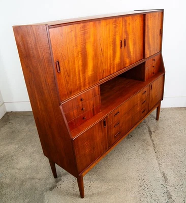 Gabinete de barra con cajones de teca Credenza moderno danés de mediados de siglo Foto 1 de 4