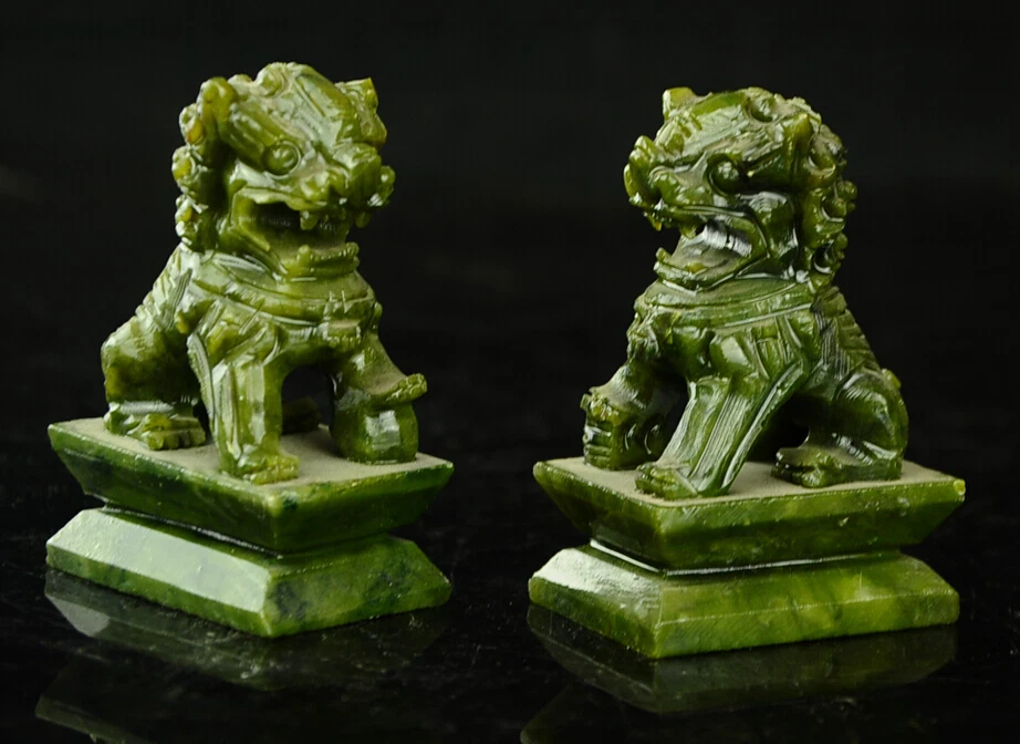 Raro par de estatuas de mano de jade verde natural 100 % chino para perros y leones Foto 1 de 4