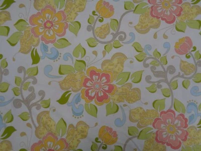 DISEÑO RILEY BLAKE Flores sobre Fondo Blanco - Muy Lindo 1 Pieza Remanente Foto 1 de 4