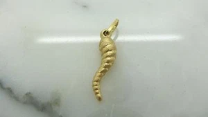 Colgante/dije vintage de cuerno corrugado oro amarillo 14 K alrededor de la década de 1960 - Imagen 1 de 1